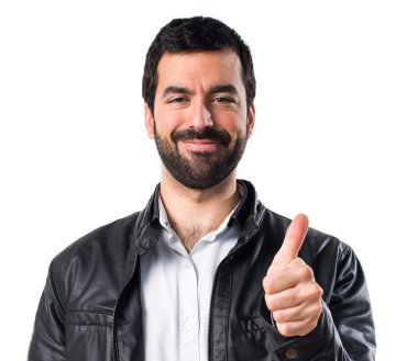 Deri ceket başparmak ile olan adam