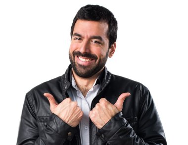 Deri ceket başparmak ile olan adam