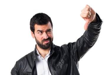 Adam kötü sinyal yapıyor deri ceket ile