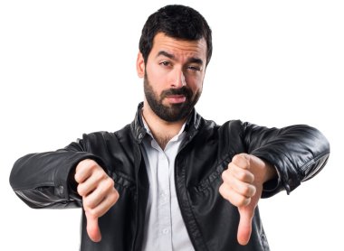 Adam kötü sinyal yapıyor deri ceket ile