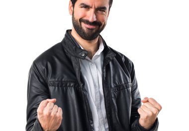 Deri ceket ile şanslı adam