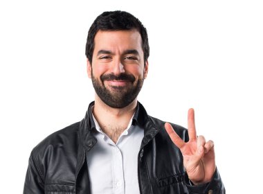 Erkek deri ceket zafer jest yapıyor ile