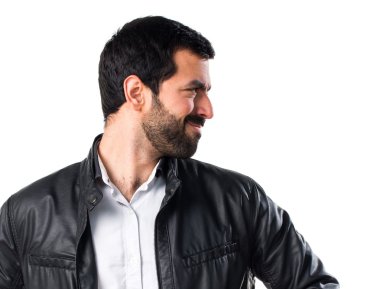 Deri ceket yanal arayan adam