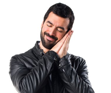 Erkek deri ceket uyku jest yapıyor ile