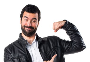 Deri ceket ile güçlü adam 