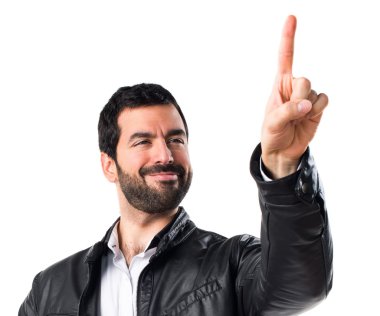 Adam ile şeffaf ekranda dokunmadan deri ceket