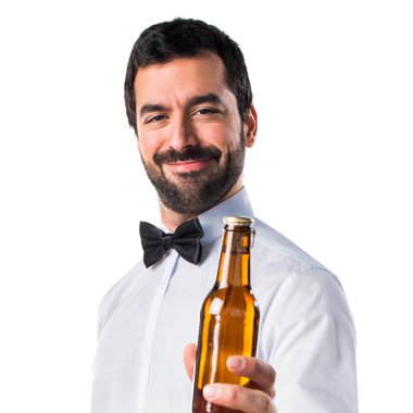 Bir bira tutan garson