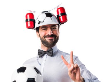 Çılgın Garson bir futbol topu tutan