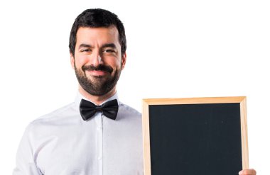 Boş bir afiş tutarak garson