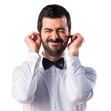 Kulakları kapsayan garson