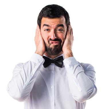 Kulakları kapsayan garson