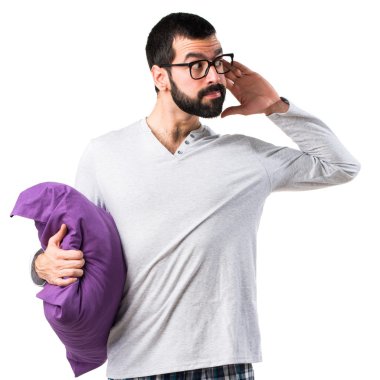 Adam bir şey dinlerken pijama