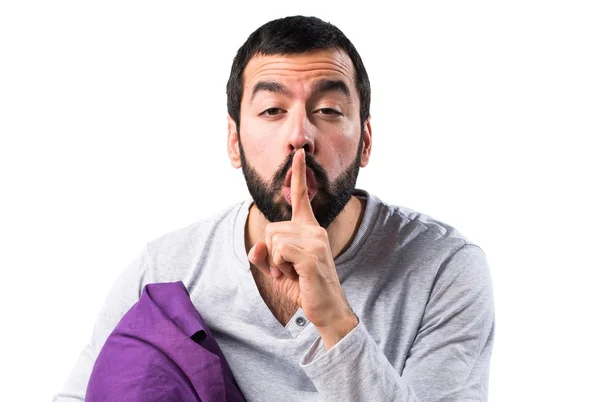 Hombre en pijama haciendo gesto de silencio — Foto de Stock