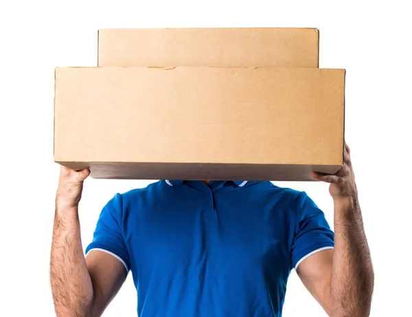 Entrega homem escondido atrás de suas caixas — Fotografia de Stock