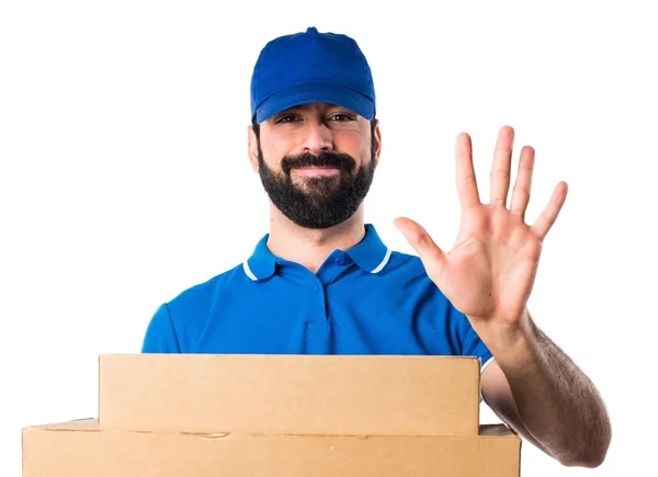 Delivery man counting five — Stock Photo, Image