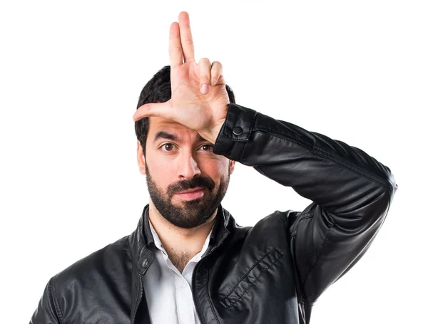 Homem com jaqueta de couro fazendo gesto estúpido — Fotografia de Stock