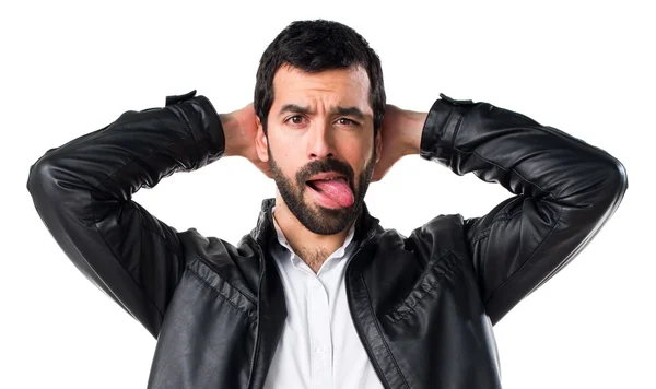 Man met lederen jas nemend zijn tong — Stockfoto