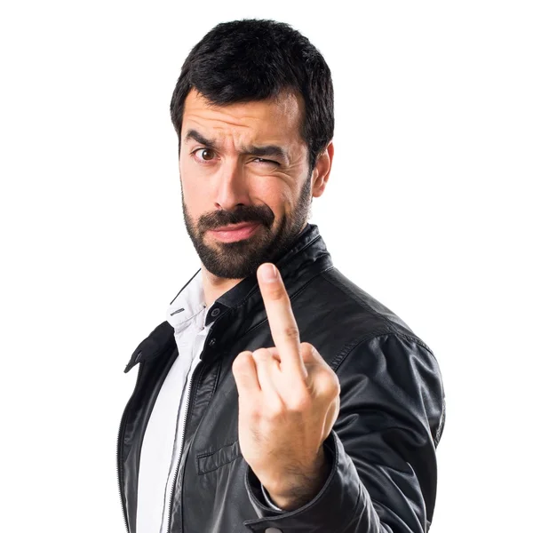 Homem com jaqueta de couro fazendo gesto chifre — Fotografia de Stock