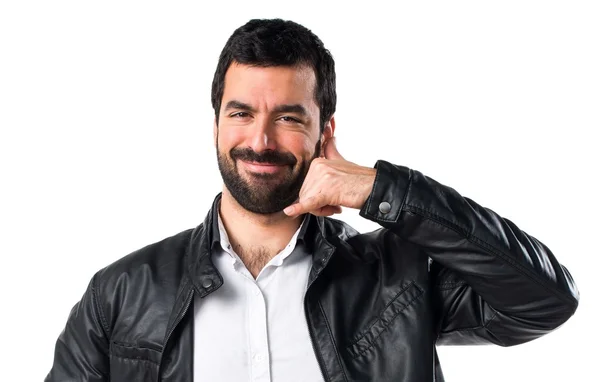 Muž s koženou bundu telefon gesto — Stock fotografie