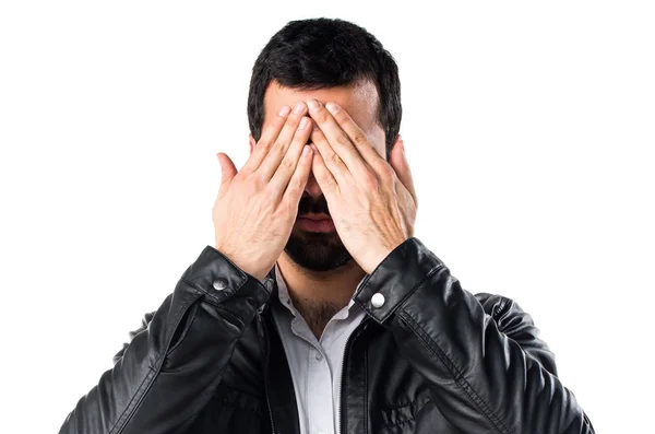 Muž s koženou bundu si zakryl oči — Stock fotografie