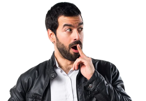 Άνθρωπος με δερμάτινο μπουφάν κάνει έκπληξη χειρονομία — Φωτογραφία Αρχείου
