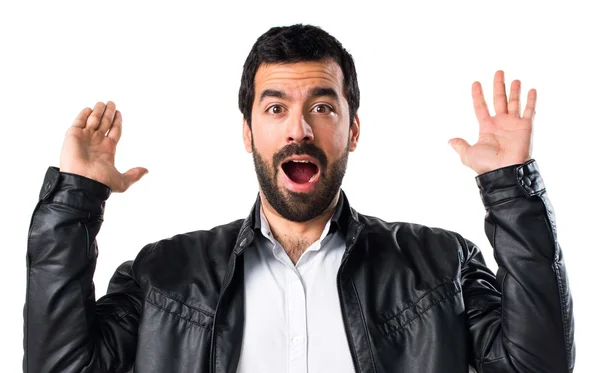 Hombre con chaqueta de cuero haciendo gesto sorpresa —  Fotos de Stock