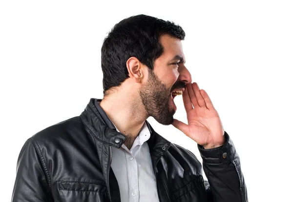 Hombre con chaqueta de cuero gritando — Foto de Stock