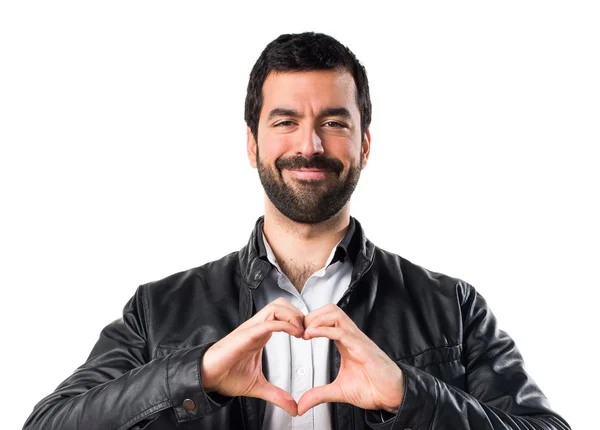 Man met lederen jas maken een hart met zijn handen — Stockfoto