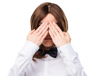 Gözlerini kapsayan garson