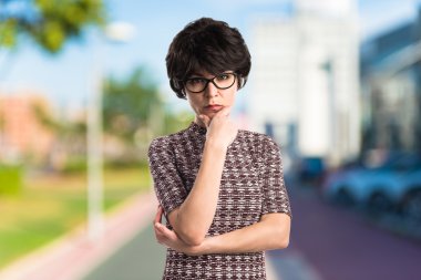 Vintage bir görünüm düşünce ile kız