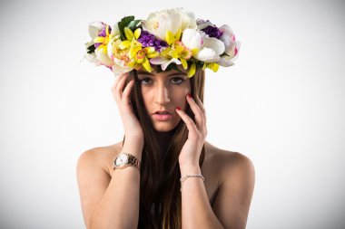 Çiçeklerin taç kadınla modeli