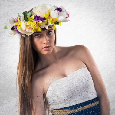 Çiçeklerin taç kadınla modeli