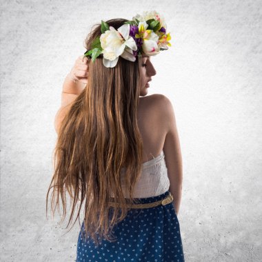 Çiçeklerin taç kadınla modeli