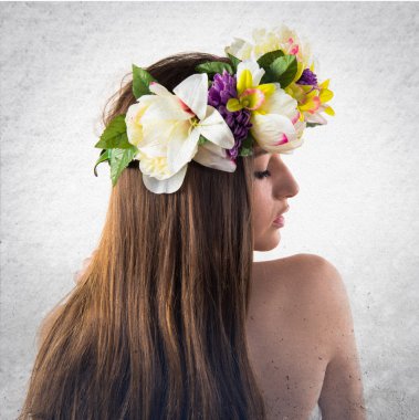 Çiçeklerin taç kadınla modeli