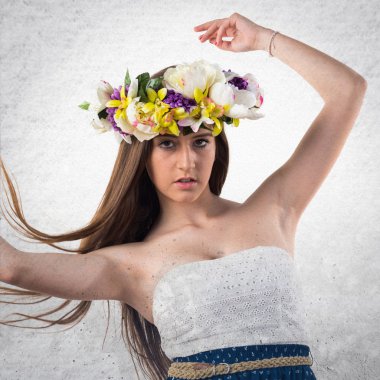 Çiçeklerin taç kadınla modeli