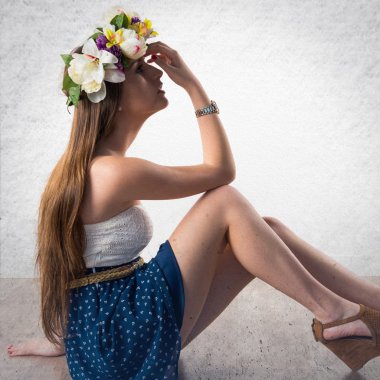 Çiçeklerin taç kadınla modeli