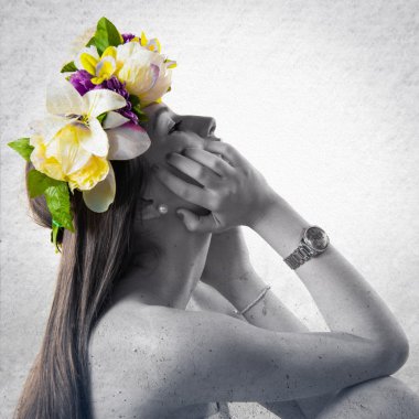 Çiçeklerin taç kadınla modeli