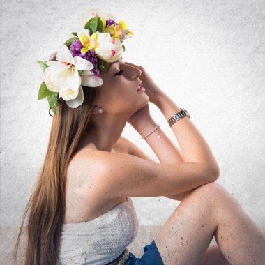 Çiçeklerin taç kadınla modeli