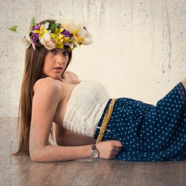 Çiçeklerin taç kadınla modeli