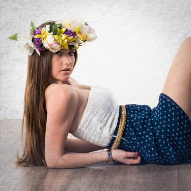 Çiçeklerin taç kadınla modeli