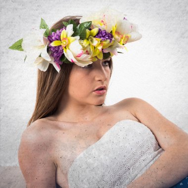 Çiçeklerin taç kadınla modeli