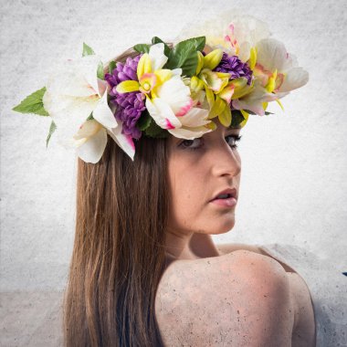 Çiçeklerin taç kadınla modeli