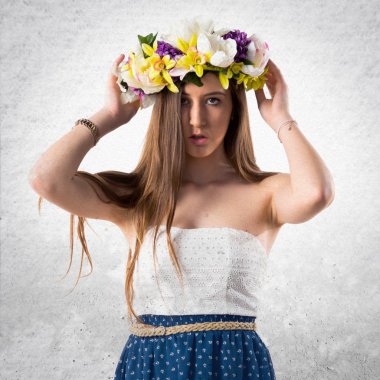 Çiçeklerin taç kadınla modeli