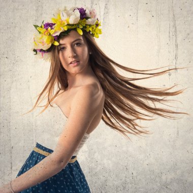 Çiçeklerin taç kadınla modeli