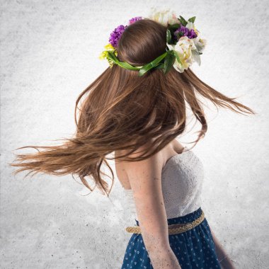 Çiçeklerin taç kadınla modeli