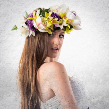 Çiçeklerin taç kadınla modeli