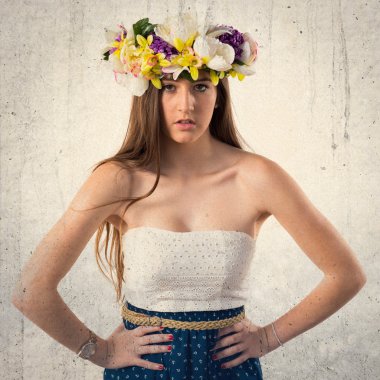 Çiçeklerin taç kadınla modeli