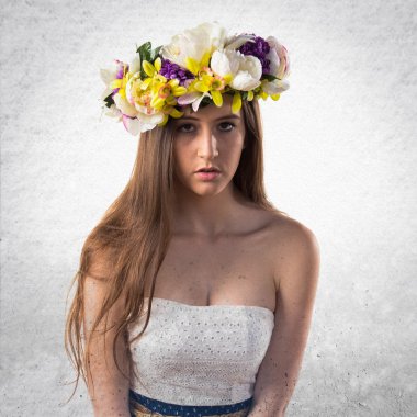 Çiçeklerin taç kadınla modeli