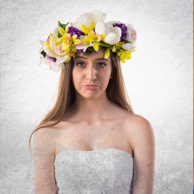 Çiçek tacı olan üzgün kadın