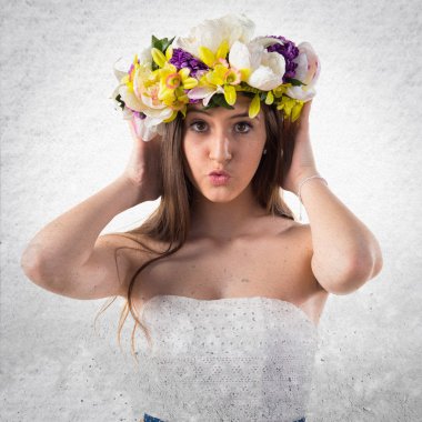 Kulaklarını kapsayan çiçek taç kızla